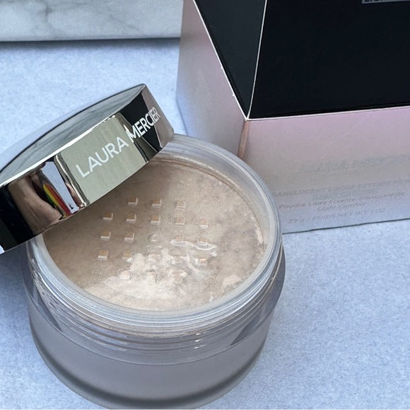 LAURA MERCIER Translucent Loose Setting Powder - Light Catcher - Picture 5 of 12